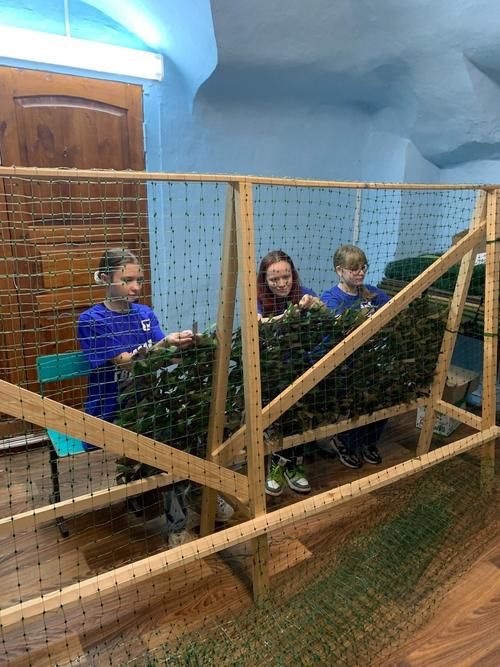 Плетение маскировочных сетей для российских солдат в рамках проекта «Наставник Z»