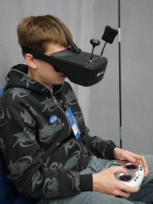 Ученик Буревестниковской школы на соревновании по управлению БПЛА