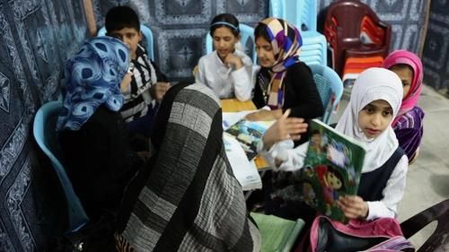 Девочки на уроке в детском доме в Багдаде, 2014 год